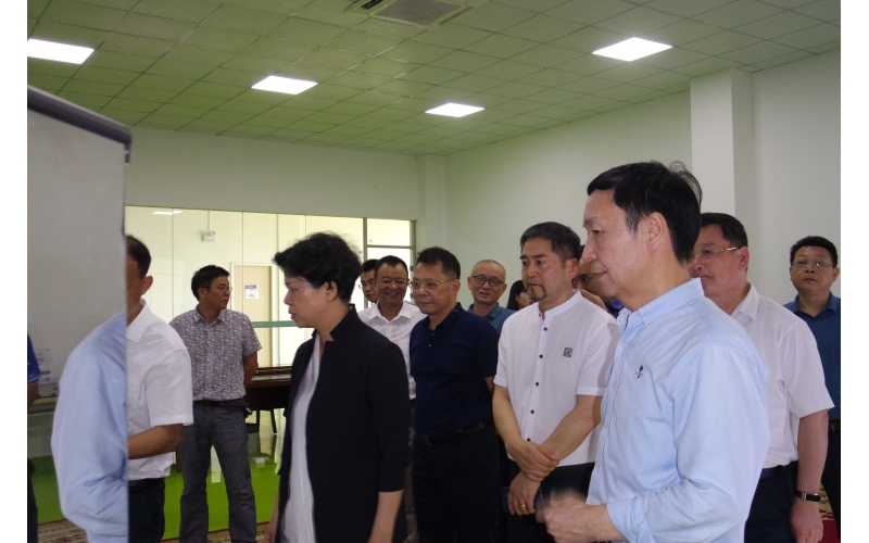 市委副書記、市長(zhǎng)張迎春走訪智能制造企業(yè)，來(lái)我司調(diào)研，與我司高層領(lǐng)導(dǎo)親切會(huì)面。